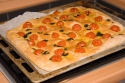 Рецепт: Фокачча с сыром, запеченными помидорами и луком