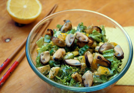 Рецепт: Салат с мидиями, кукурузой и сельдереем
