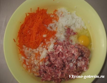 Рецепт голубцы в томатно-сметанной подливе с луком. Вкусные голубцы с мясом, морковью и рисом.