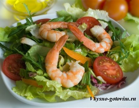Рецепт вкусного салата из креветок. Салатик из морепродуктов приготовленый вкусно и быстро из креветок.