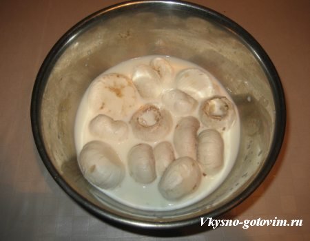 Рецепт вкусной грибной горячей закуски. Молочные грибы в яйце и сухарях.