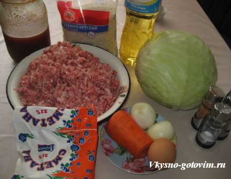 Рецепт голубцы в томатно-сметанной подливе с луком. Вкусные голубцы с мясом, морковью и рисом.