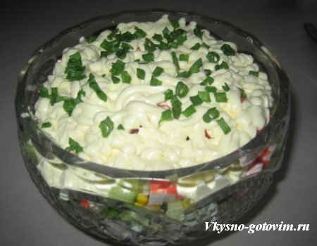 Рецепт салат крабовый. Салат из крабовых палочек, яиц, кукурузы, огурцов и заправленный майонезом.