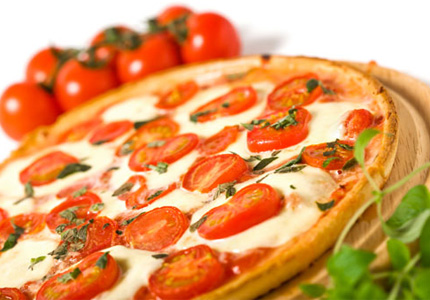 Рецепт: Пицца с помидорами, сыром и луком