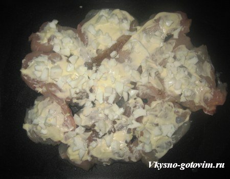 Рецепт приготовления запеченое куруное филе с помидором и тертым сыром в духовке.