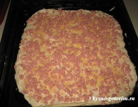 Рецепт пицца с колбасой и сыром. Вкусная пицца с колбасой варенкой и тертым сыром.