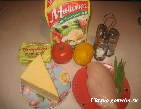 Рецепт приготовления запеченое куруное филе с помидором и тертым сыром в духовке.