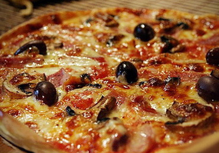 Рецепт: Пицца с салями и маслинами