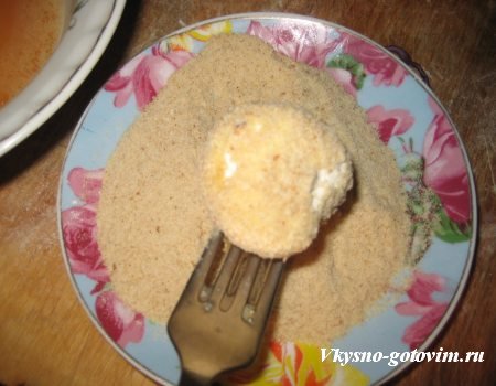 Рецепт вкусной грибной горячей закуски. Молочные грибы в яйце и сухарях.