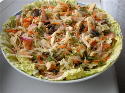 Рецепт: Салат из кальмаров, квашеной капусты и лука