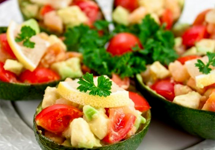 Рецепт: Салат с семгой и авокадо