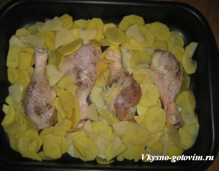 Запеченная картошка с куриными голенями с майонезом и тертым сыром.